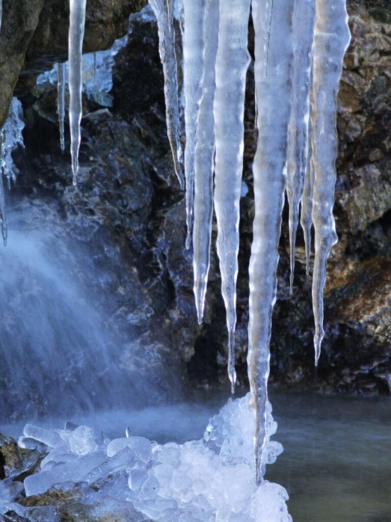 Im Frühling kannst du noch Eiszapfen bei den Wasserfällen sehen